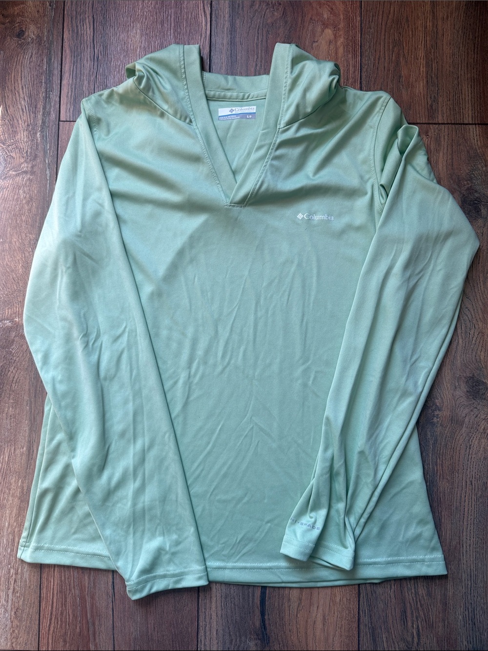 Columbia Women's Light Sage V-Neck Hooded Sun Shirt